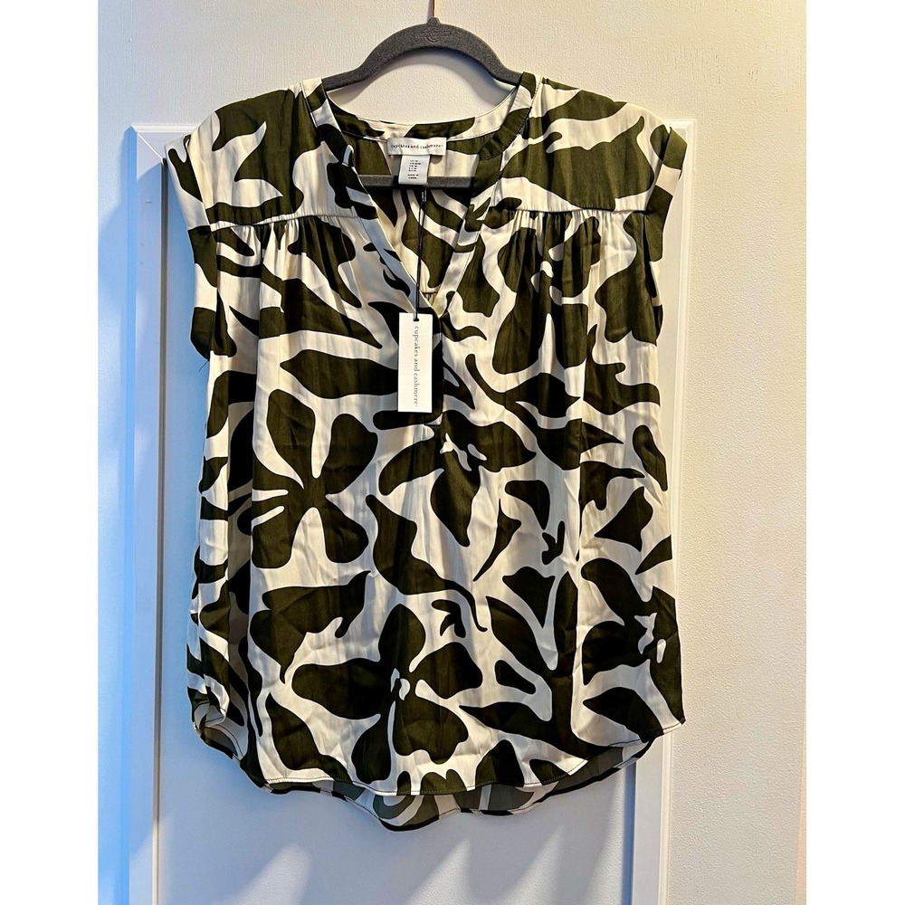 cupcakes and cashmere Womens M Green/White Floral V-Neck Flowy Blouse 44x24